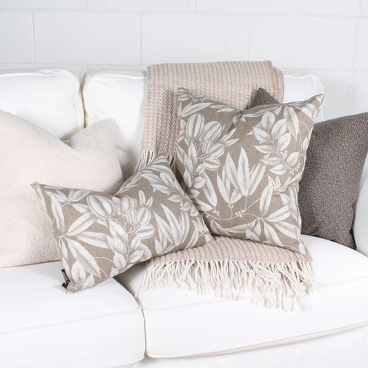 ( Fait au Québec ) - Coussin PHILBOIS ( Beige ) Coussins  ,disponible chez Literie-Déco et moi 
