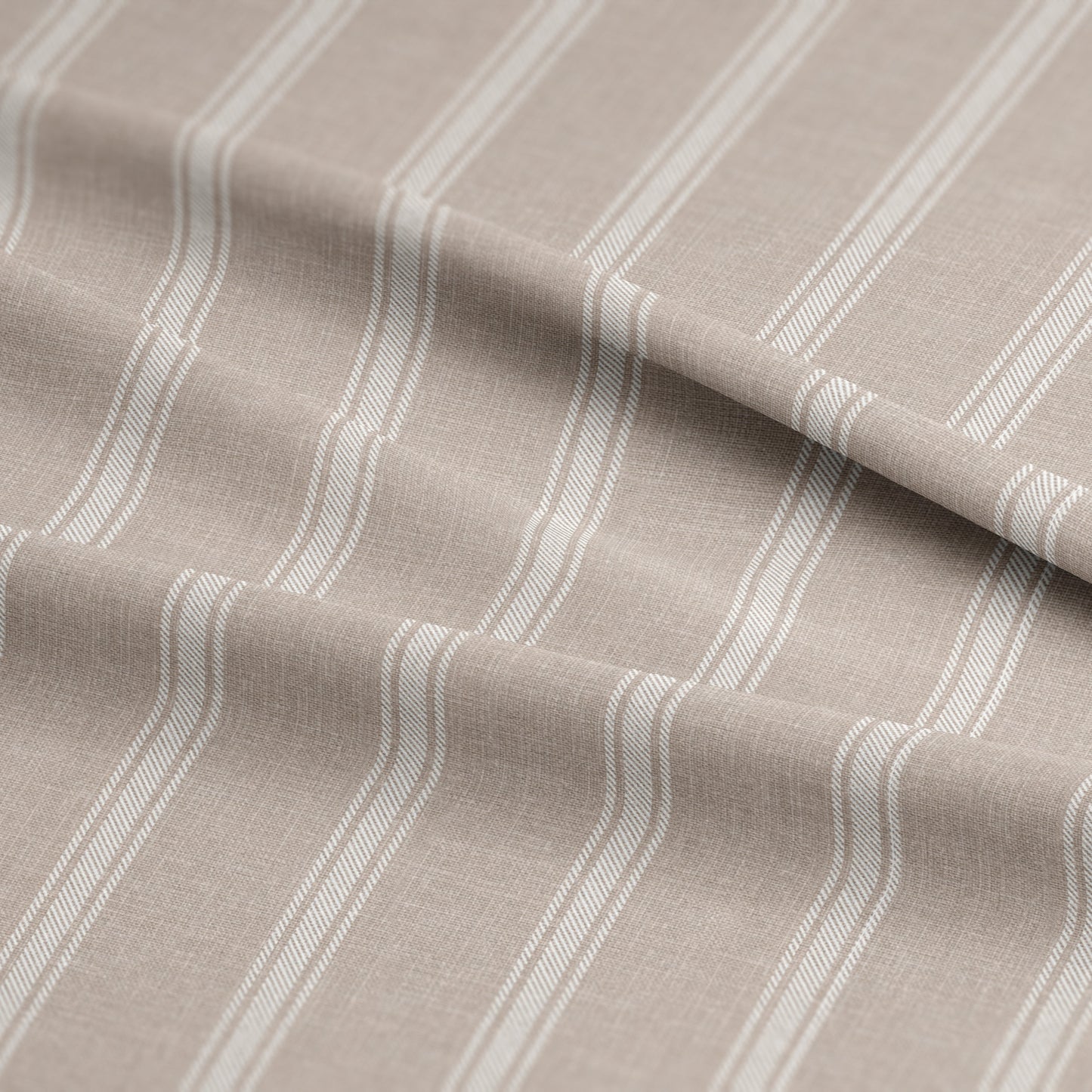 FAIT AU CANADA- Modèle  SHAY BROAD ( Rayé naturel ) - Par Colcha Linens Douillette, Couvre-lit, Housse de couette  ,disponible chez Literie-Déco et moi 