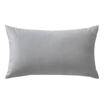 Coussin blanc gris VELVET  ( 12'' X 20'') ou ( 18'' X 18'') coussins  ,disponible chez Literie-Déco et moi 