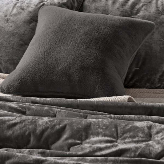 Courtepointe en velours gris LOUNGE- Par Brunelli Courtepointe  ,disponible chez Literie-Déco et moi 