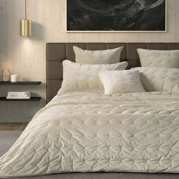 Courtepointe en velours ivoire LOUNGE- Par Brunelli - Courtepointe Brunelli - $33.99! Literie-Déco et moi 