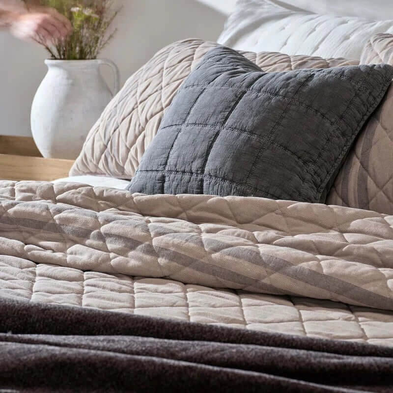 Courtepointe naturel à rayures charcoal ROOM - Par Brunelli - Literie - Déco et moi