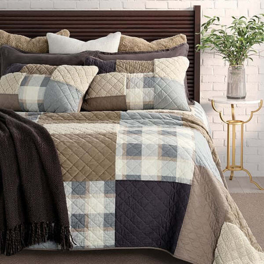 Courtepointe patchwork ALPINE- Par Brunelli Courtepointe  ,disponible chez Literie-Déco et moi 