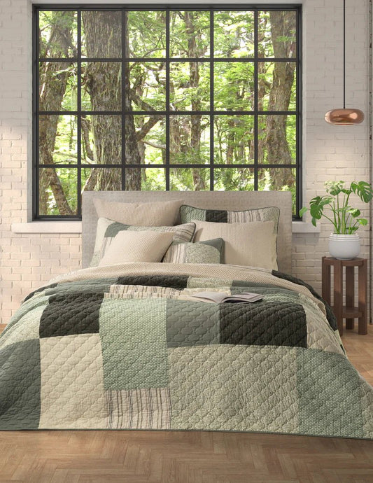 Courtepointe patchwork vert et crème Broccolini- Par Brunelli ( Livraison printemps 2026) - Literie-Déco et moi