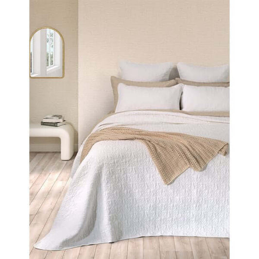 Courtepointe piquée blanche FOLIAGE  - Par Brunelli Courtepointe  ,disponible chez Literie-Déco et moi 