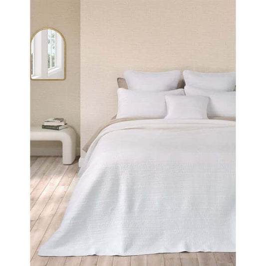 Courtepointe piquée blanche Stitch- Par Brunelli Courtepointe  ,disponible chez Literie-Déco et moi 