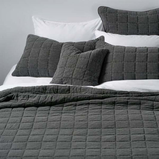 Courtepointe piquée charcoal Sweet - Par Brunelli Courtepointe  ,disponible chez Literie-Déco et moi 