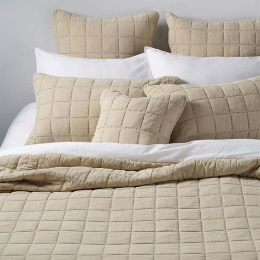 Courtepointe piquée naturel Sweet- Par Brunelli Courtepointe  ,disponible chez Literie-Déco et moi 