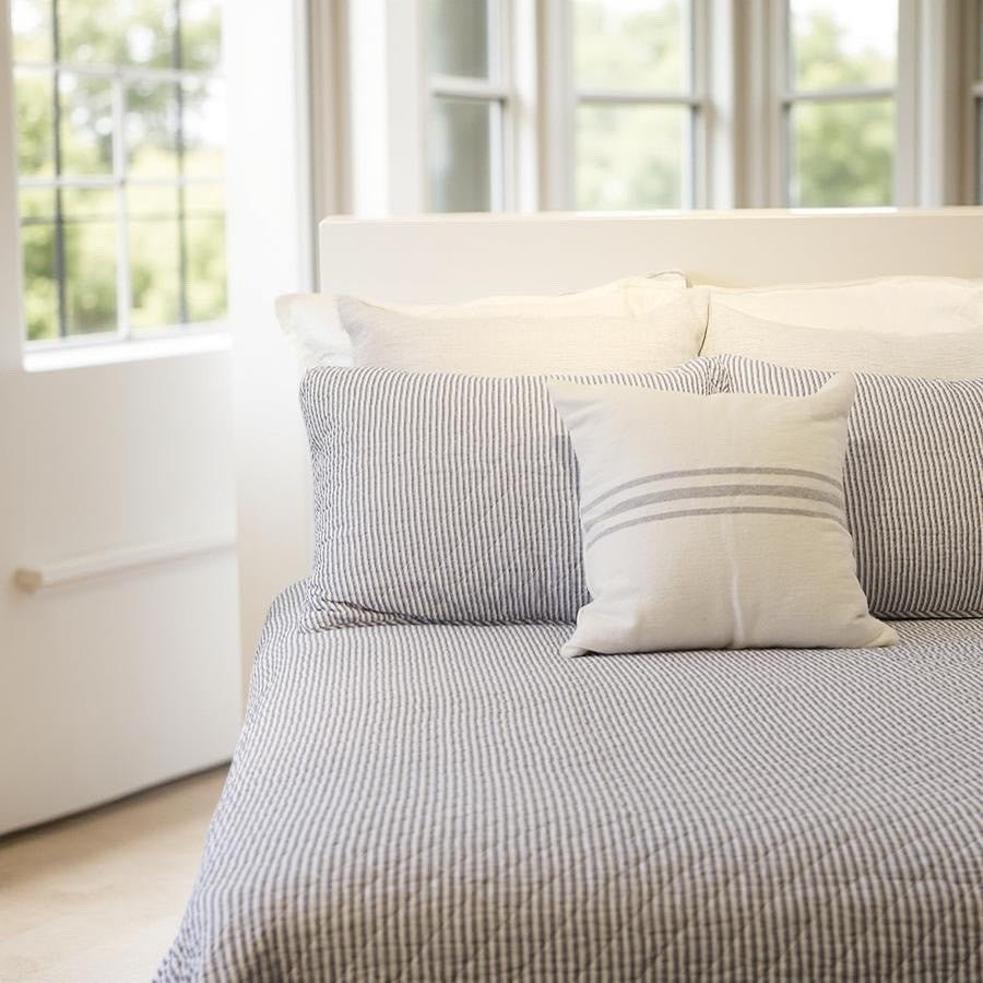 Courtepointe rayée Mykonos ( rayures bleues) Courtepointe  ,disponible chez Literie-Déco et moi 