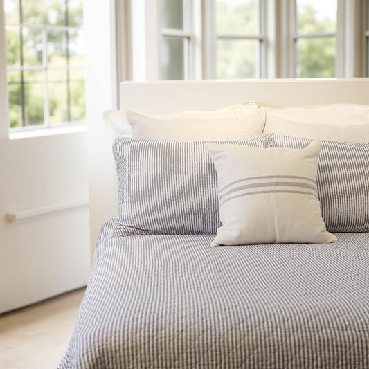 Courtepointe rayée Mykonos ( rayures bleues) Courtepointe  ,disponible chez Literie-Déco et moi 