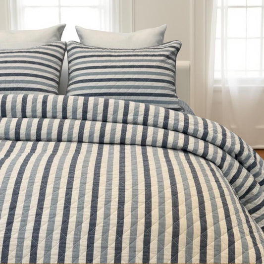 Courtepointe rayée Coastal Blue Courtepointe  ,disponible chez Literie-Déco et moi