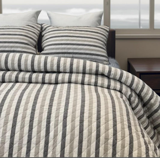 Courtepointe rayée Coastal Taupe Courtepointe  ,disponible chez Literie-Déco et moi