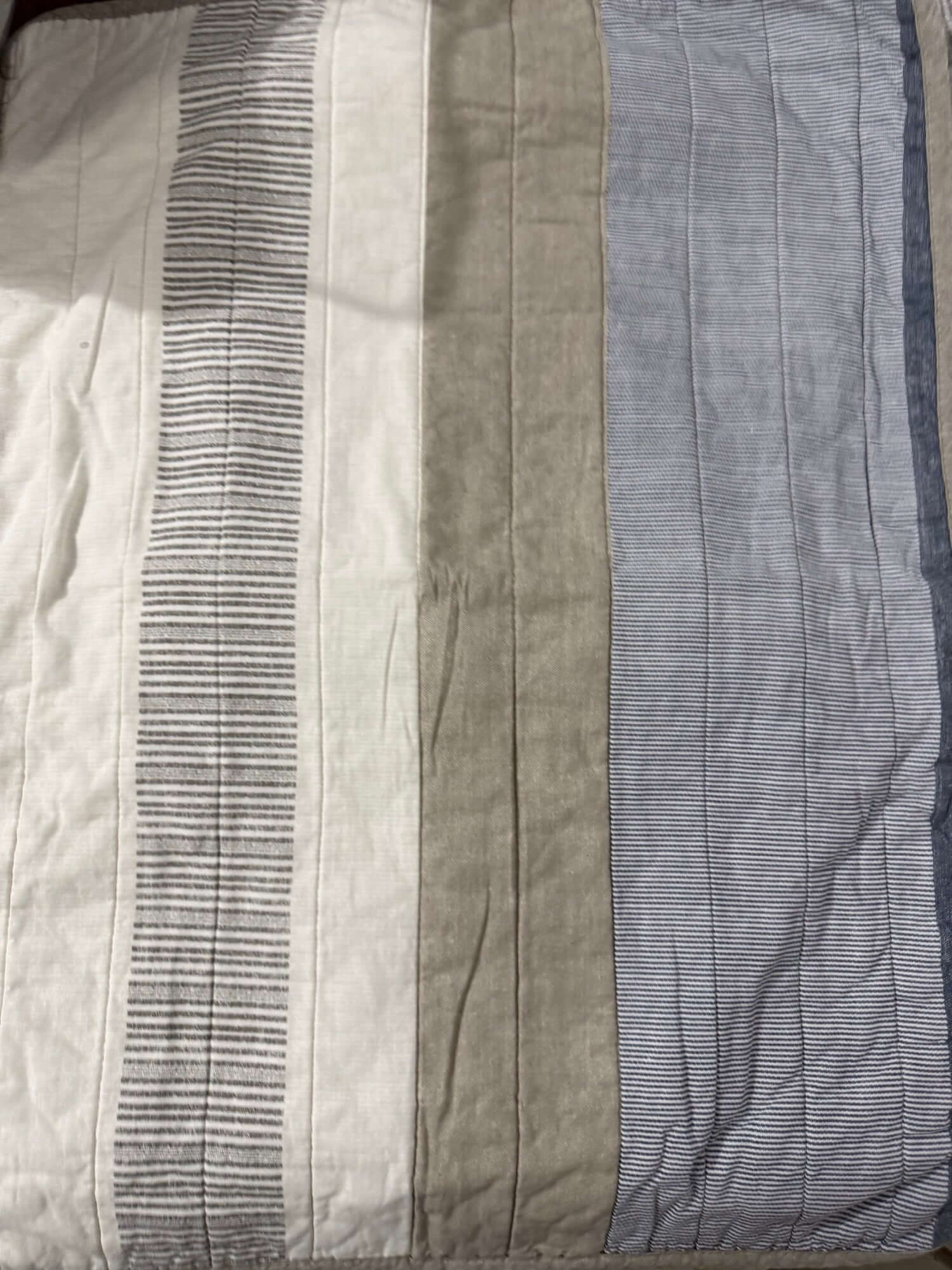 Courtepointe rayée ÉMERY (taupe, gris, blanc cassé) - Courtepointe Literie-Deco & moi - $189.99! Literie-Déco et moi 