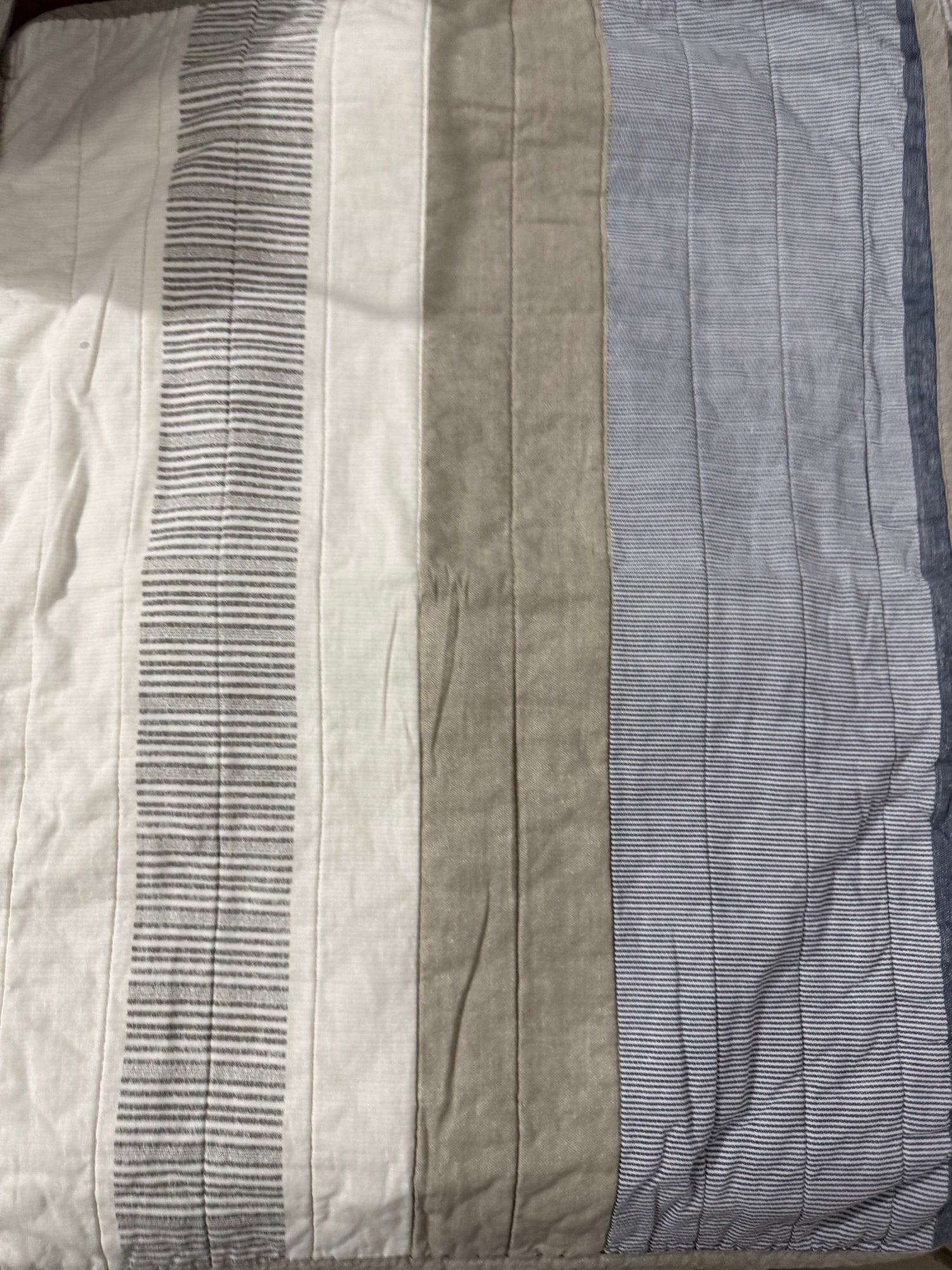 Courtepointe rayée ÉMERY ( taupe, gris, blanc cassé ) - Literie - Déco et moi