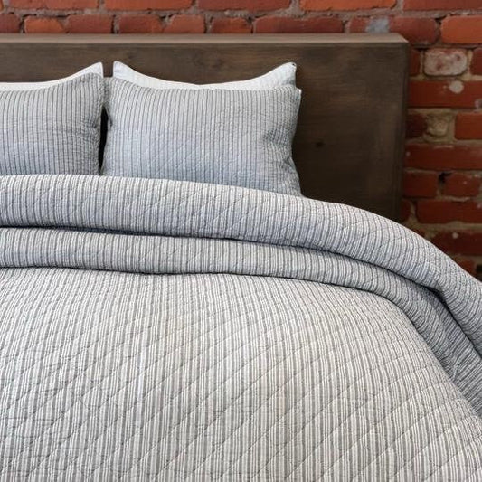 Courtepointe rayée GEORGIANA ( rayures grises ) Courtepointe  ,disponible chez Literie-Déco et moi