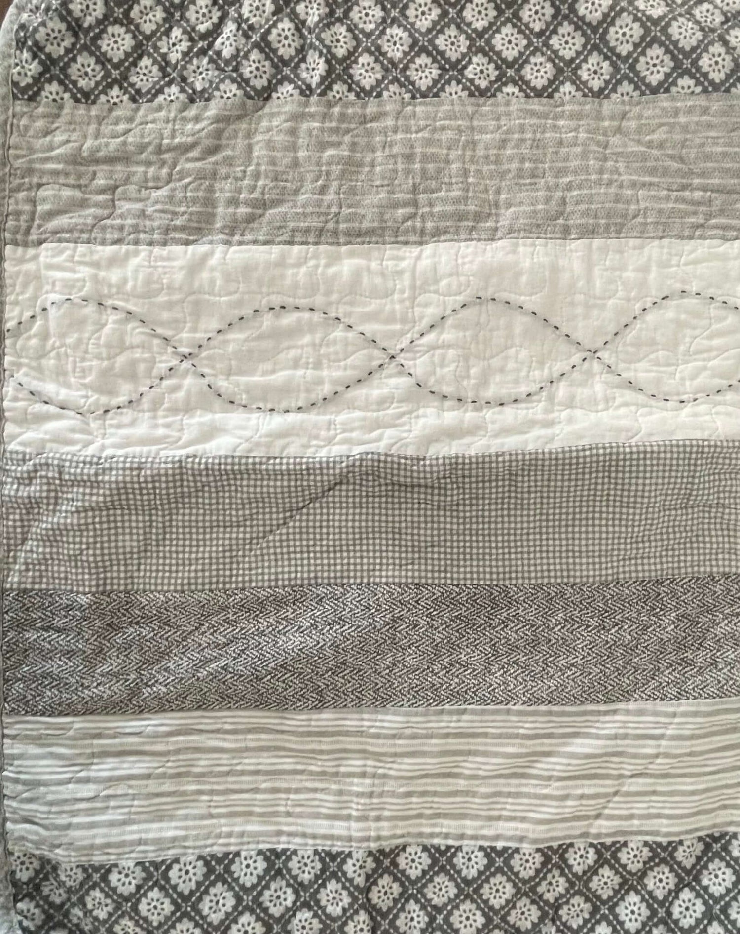 Courtepointe rayée grise et blanc cassé HILARY - Courtepointe Literie-Deco & moi - $189.99! Literie-Déco et moi 
