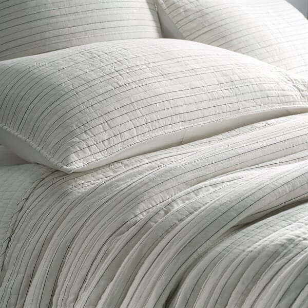Courtepointe rayée ivoire et gris charcoal Corey - Par Brunelli Courtepointe  ,disponible chez Literie-Déco et moi 