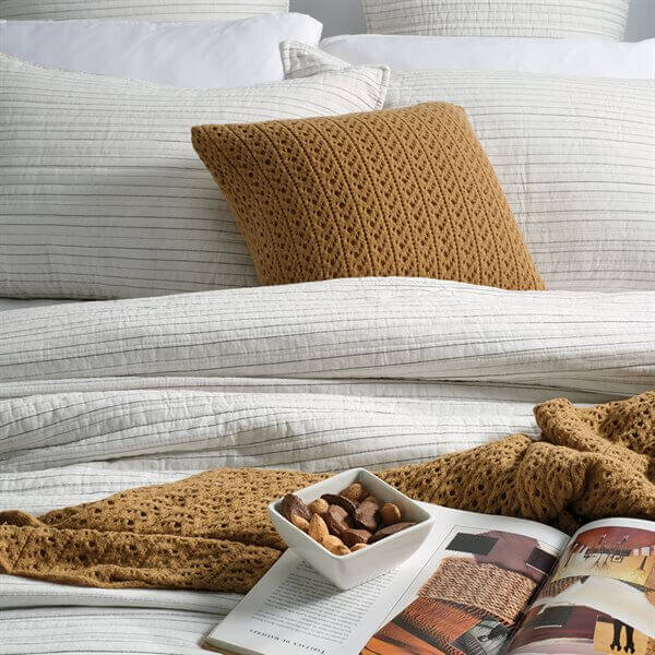 Courtepointe rayée ivoire et gris charcoal Corey - Par Brunelli - Literie - Déco et moi