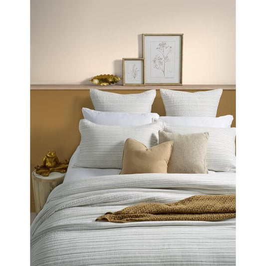 Courtepointe rayée ivoire et gris charcoal Corey - Par Brunelli - Literie - Déco et moi