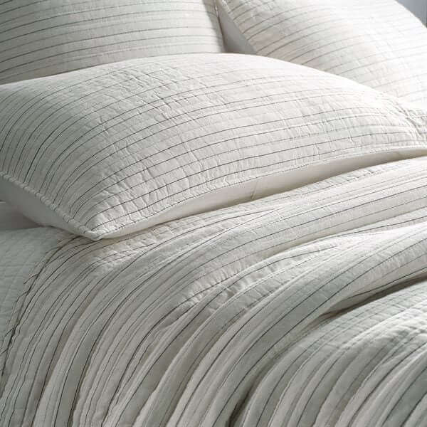 Courtepointe rayée ivoire et gris charcoal Corey - Par Brunelli - Literie - Déco et moi