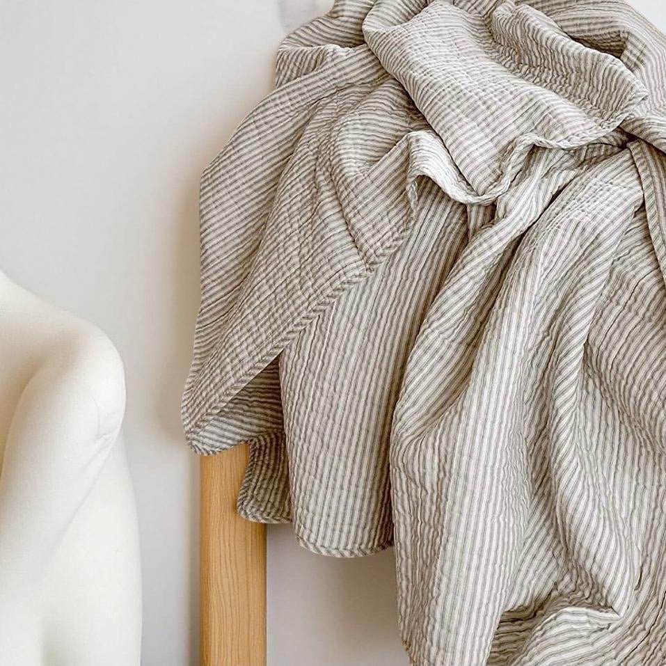 Courtepointe rayée Sérénité Taupe ( rayures taupe ) Courtepointe  ,disponible chez Literie-Déco et moi 