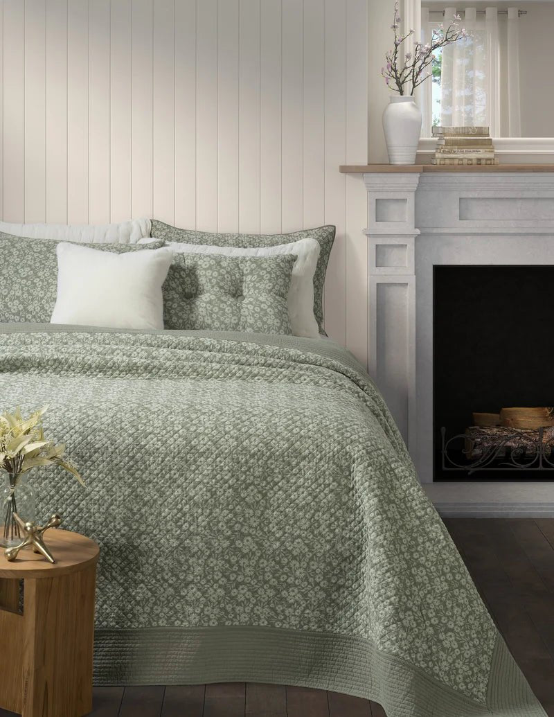 Courtepointe verte avec de petites fleurs MAGGIE- Par Brunelli - Courtepointe Brunelli - $29.99! Literie-Déco et moi 