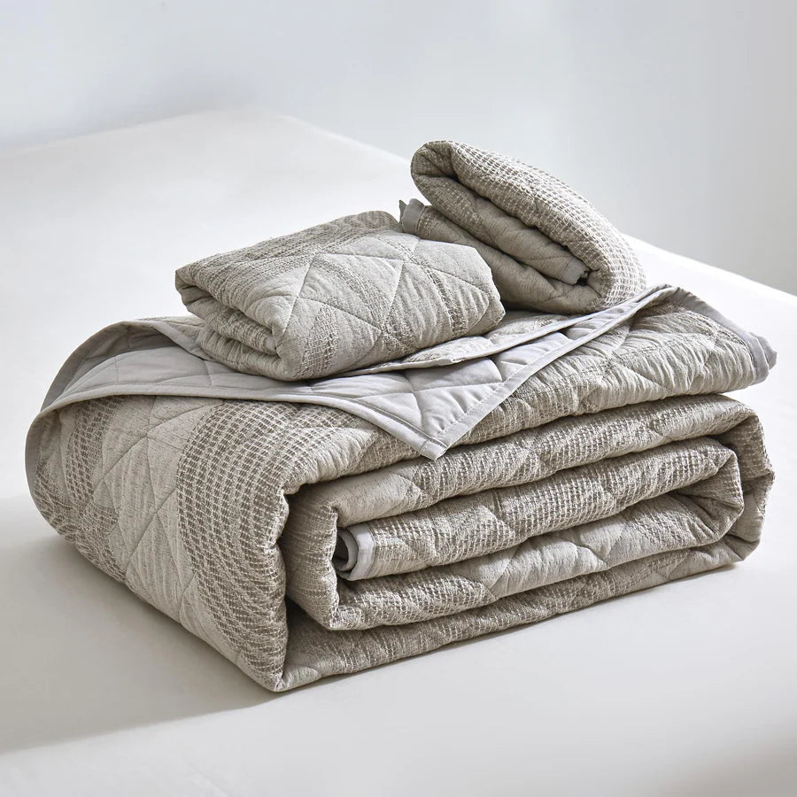 Ensemble courtepointe motifs feuilles Aurora Jacquard ( Taupe ) - Courtepointe NS - Literie-Déco et moi 