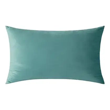 Coussin aqua VELVET  ( 12'' X 20'') ou ( 18'' X 18'') coussins  ,disponible chez Literie-Déco et moi 