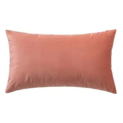 Coussin corail VELVET  ( 12'' X 20'') ou ( 18'' X 18'') coussins  ,disponible chez Literie-Déco et moi 