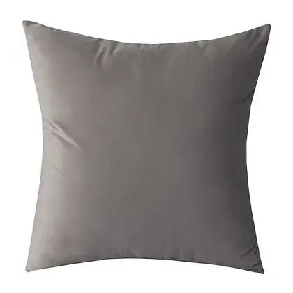 Coussin gris VELVET  ( 12'' X 20'') ou ( 18'' X 18'') coussins  ,disponible chez Literie-Déco et moi 