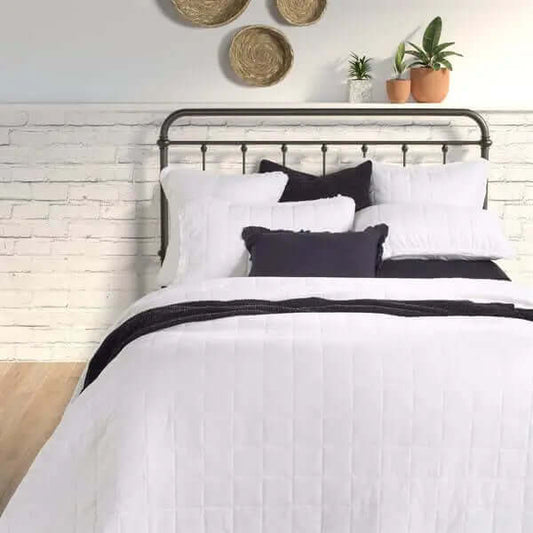 Couverture matelassée en lin piqué blanc POKE - Par Brunelli - Couvre-lit Brunelli - $39.99! Literie-Déco et moi 
