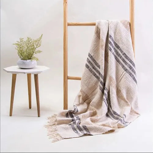 Jeté COZY- ( Beige ) Jeté  ,disponible chez Literie-Déco et moi 