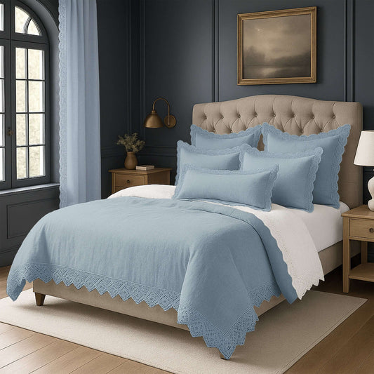 FAIT AU CANADA- Modèle ELSIE , avec finition Dentelle ( Bleu ) - Par Colcha Linens Douillette, Couvre-lit, Housse de couette  ,disponible chez Literie-Déco et moi 