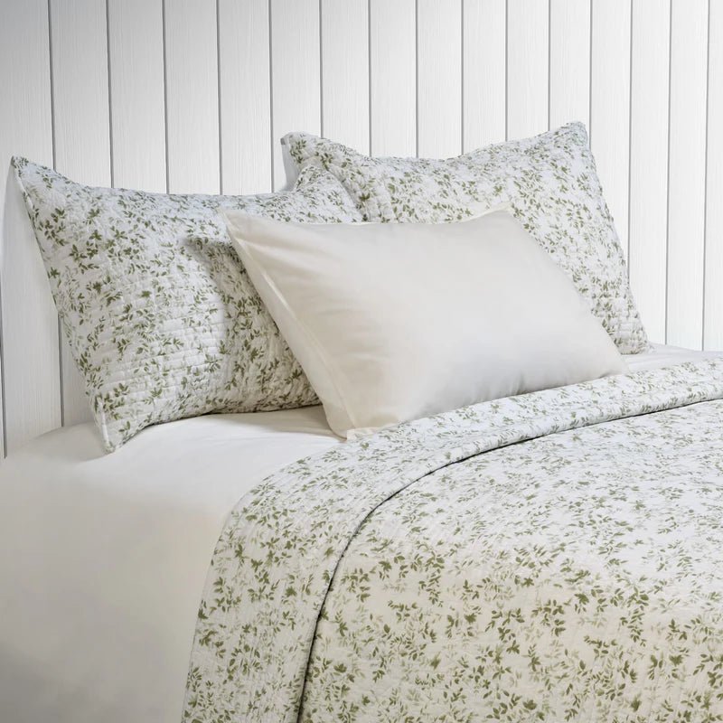 Ensemble de courtepointe avec un imprimé de feuillage sauge Marjolaine (Par Brunelli ) - Courtepointe Brunelli - Literie-Déco et moi 