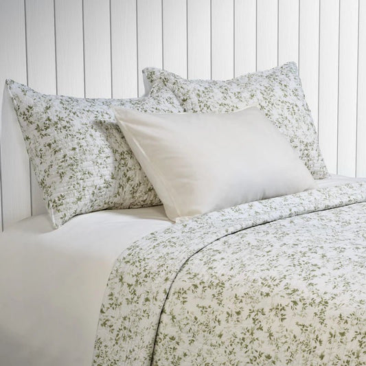 Ensemble de courtepointe avec un imprimé de feuillage sauge Marjolaine- Par Brunelli - Literie-Déco et moi