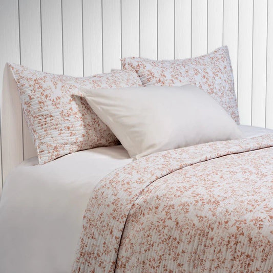 Ensemble de courtepointe avec un imprimé de feuillage terracotta Marjolaine- Par Brunelli - Literie-Déco et moi