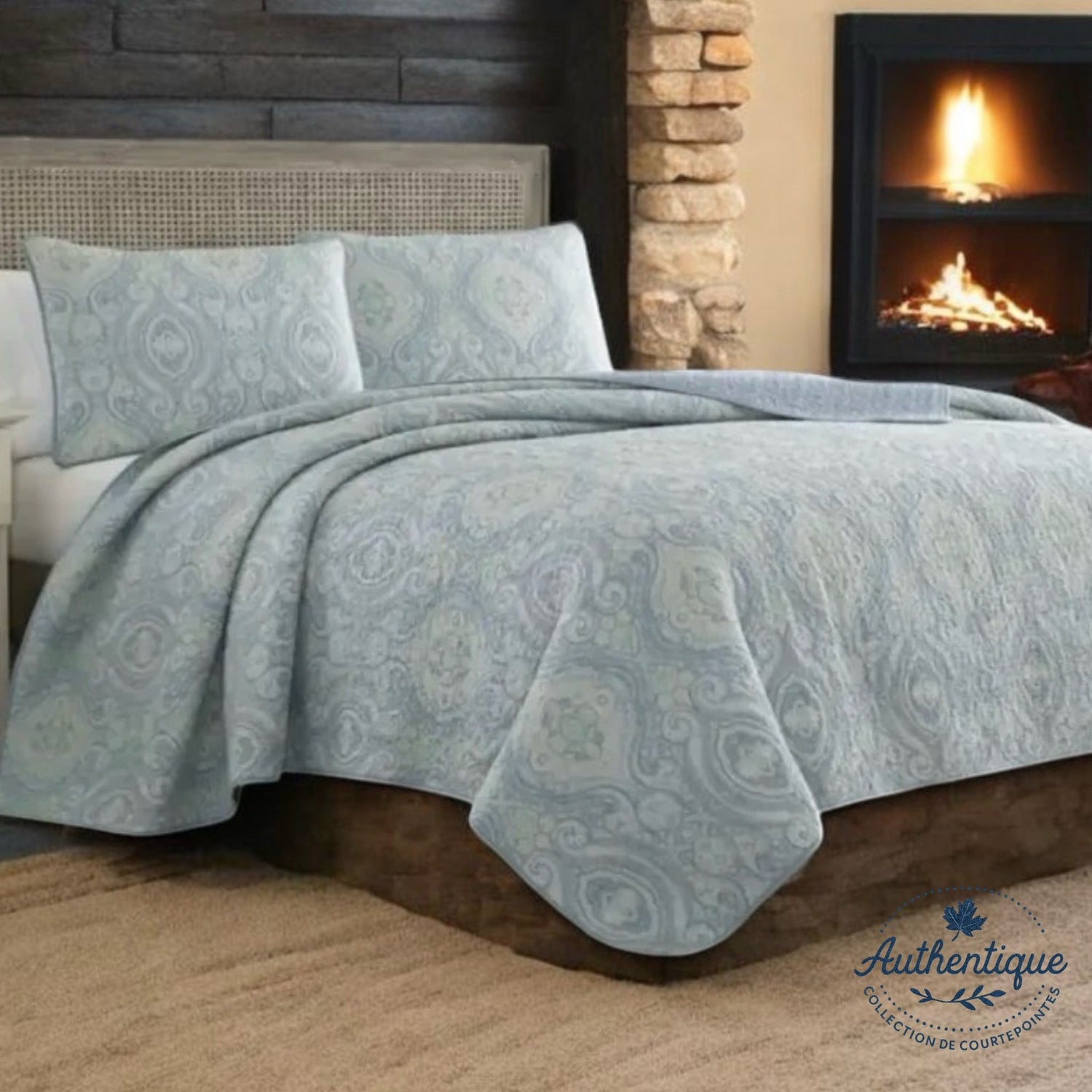 Ensemble de courtepointe bleue ANDIE Courtepointe  ,disponible chez Literie-Déco et moi 