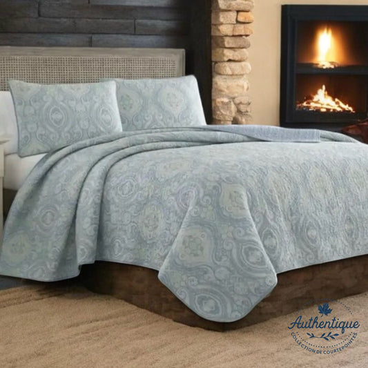 Ensemble de courtepointe bleue ANDIE Courtepointe  ,disponible chez Literie-Déco et moi 