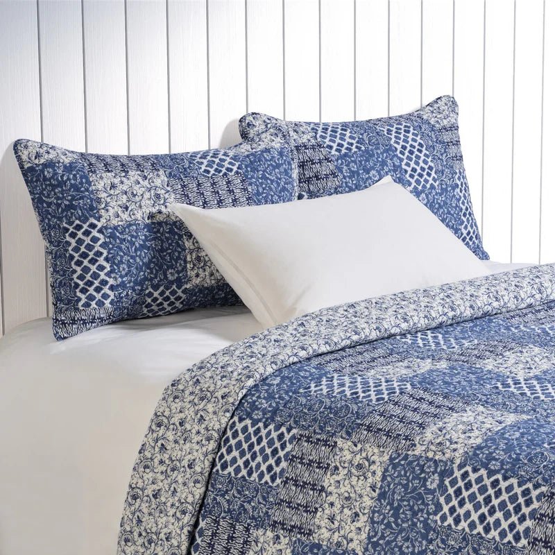 Ensemble de courtepointe bleue de style patchwork Donalda- Par Brunelli - Courtepointe Brunelli - Literie-Déco et moi 