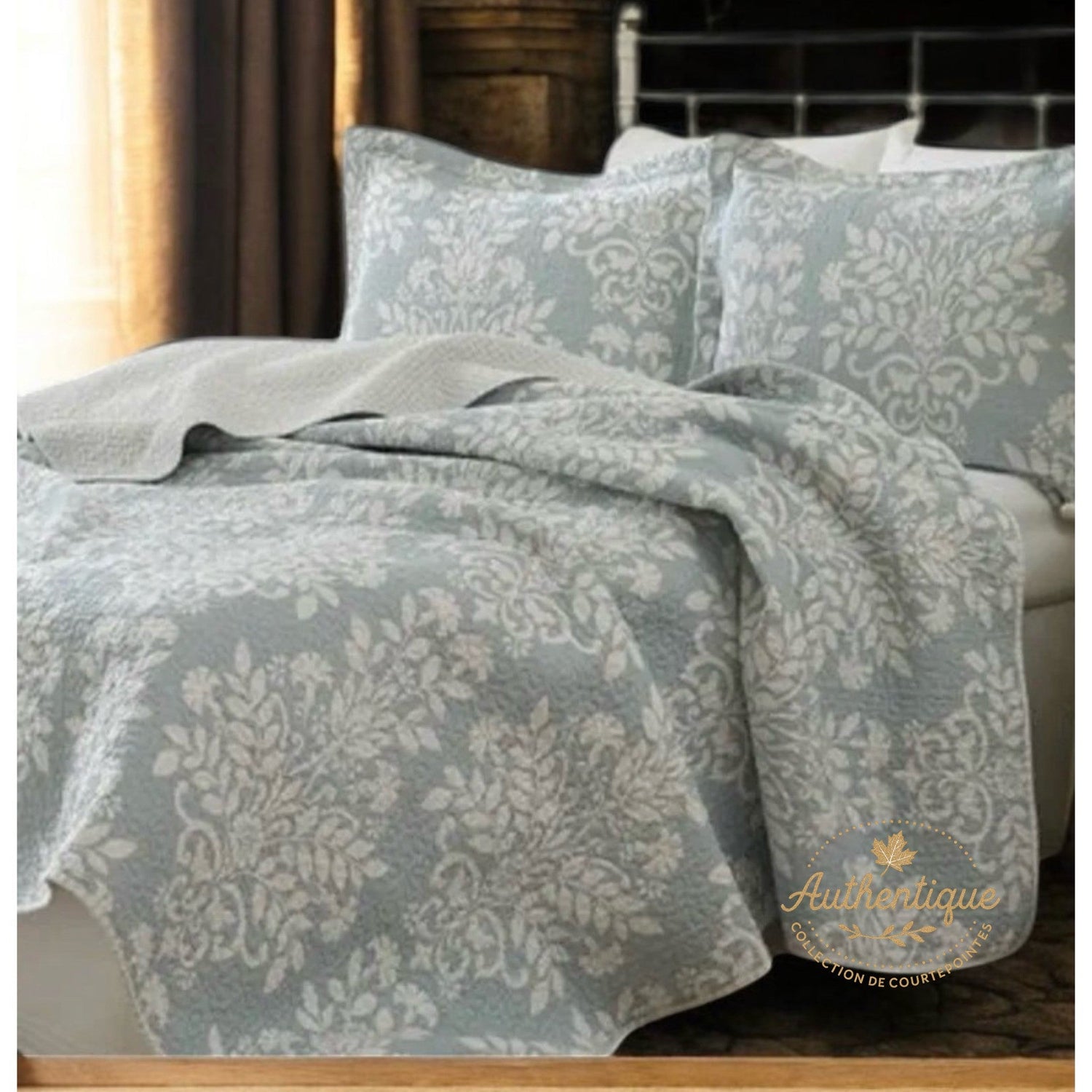 Ensemble de courtepointe bleue LYDIA Courtepointe  ,disponible chez Literie-Déco et moi 