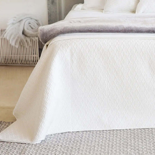 Ensemble de couverture matelassée DIAMANT ( Blanc ) Couvre-lit  ,disponible chez Literie-Déco et moi 