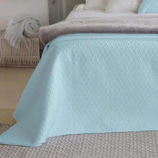Ensemble de couverture matelassée  DIAMANT (Bleu brumeux ) Couvre-lit  ,disponible chez Literie-Déco et moi 