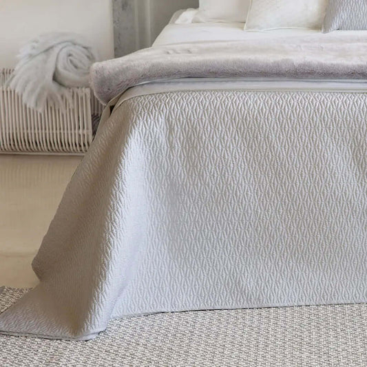 Ensemble de couverture matelassée DIAMANT ( Gris pale ) Couvre-lit  ,disponible chez Literie-Déco et moi 