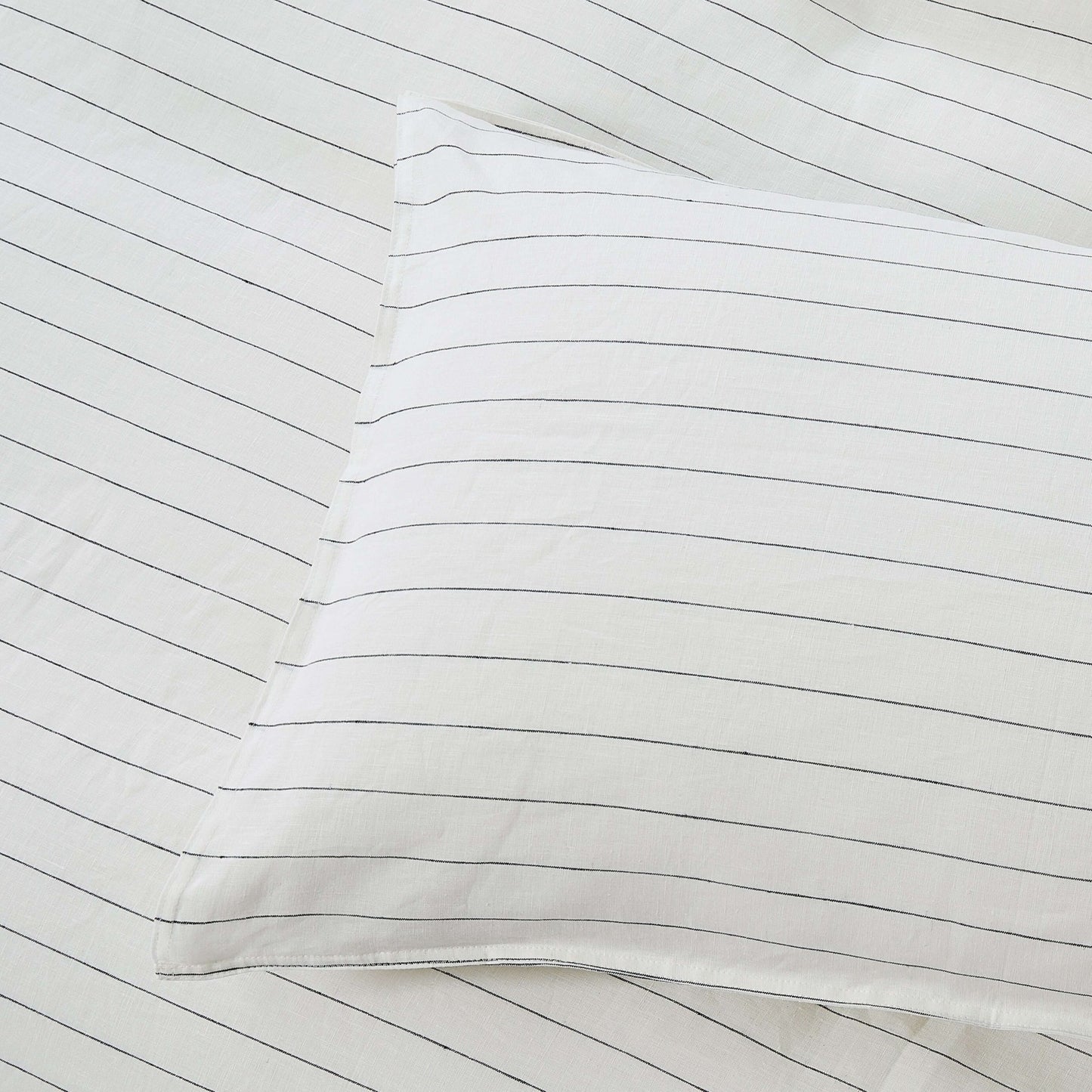Ensemble de housse de couette en 100% lin français blanc a rayures grises PINSTRIPE Housse de couette  ,disponible chez Literie-Déco et moi 