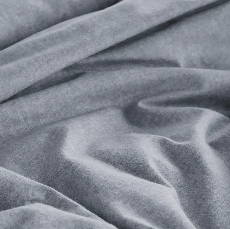 Ensemble de housse de couette en flanelle grise BONHEUR- Par Brunelli ( livraison automne 2025 ) Housse de couette  ,disponible chez Literie-Déco et moi 