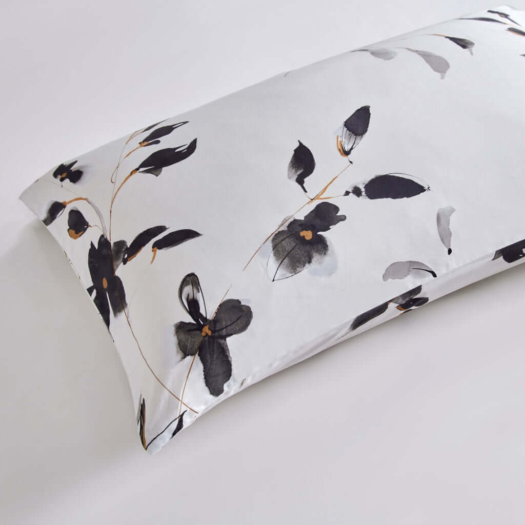 Ensemble de housse de couette MAKI ( le fond est blanc cassé ) Housse de couette  ,disponible chez Literie-Déco et moi 