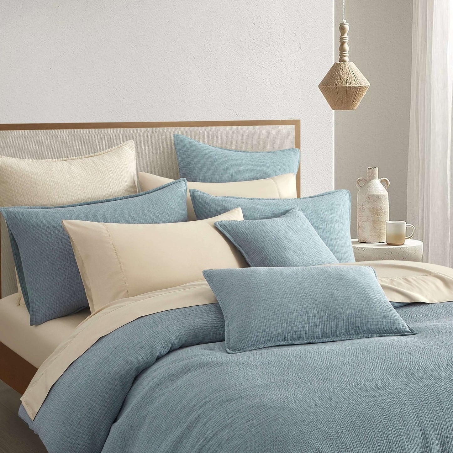 Ensemble couvre-lit matelassé  CHAUCER ( Danube bleu ) Couvre-lit  ,disponible chez Literie-Déco et moi 