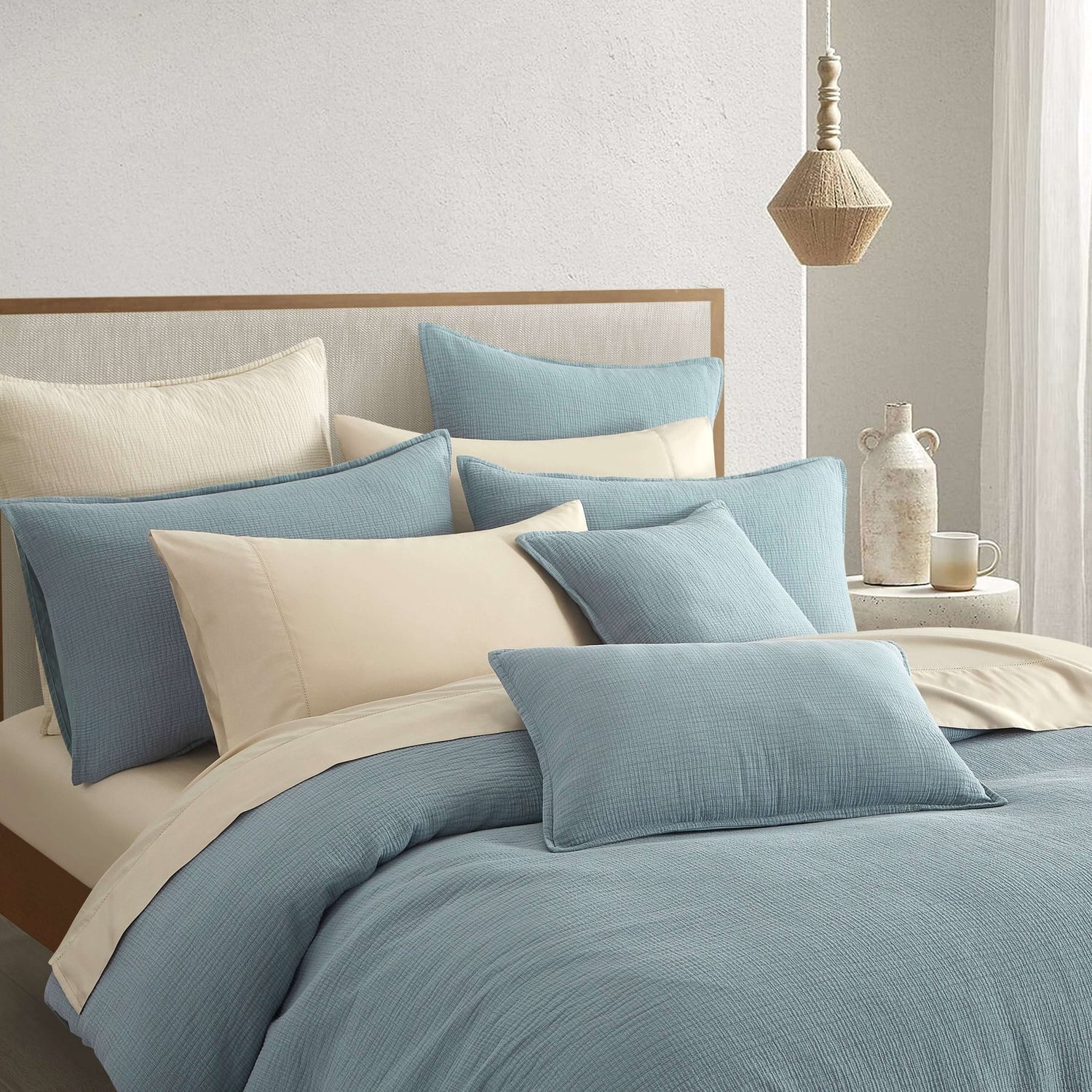 Ensemble couvre-lit matelassé  CHAUCER ( Danube bleu ) Couvre-lit  ,disponible chez Literie-Déco et moi 