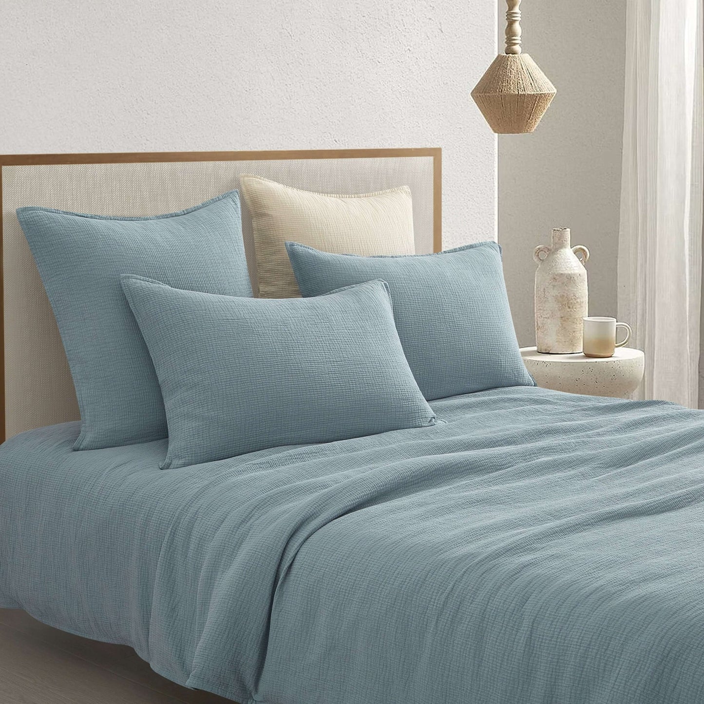 Ensemble housse de couette  CHAUCER ( Danube bleu ) Couvre-lit  ,disponible chez Literie-Déco et moi 