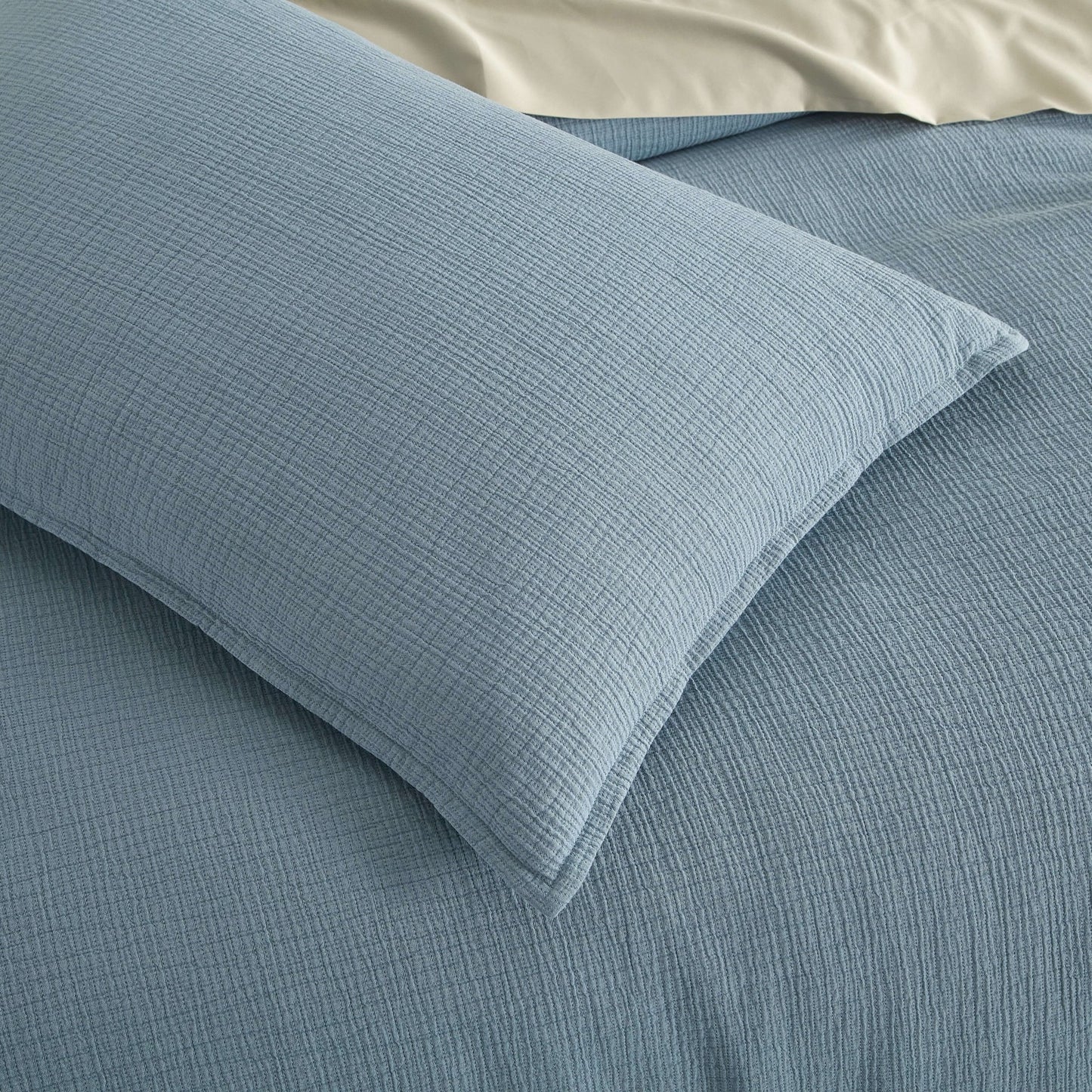 Ensemble housse de couette  CHAUCER ( Danube bleu ) Couvre-lit  ,disponible chez Literie-Déco et moi 